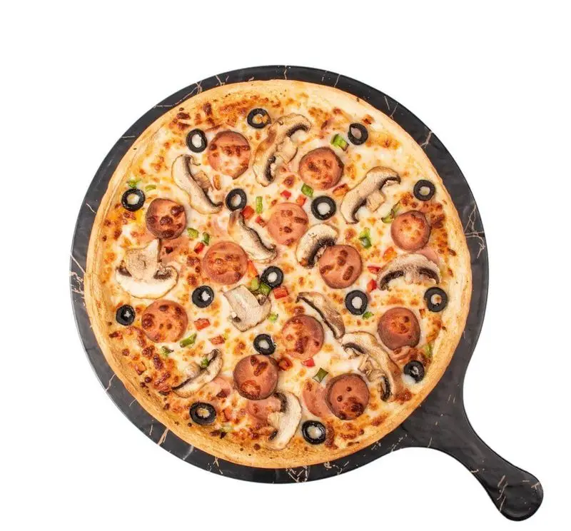 پیتزای خوشمزه فست فود کامنت با ترکیبات تازه شامل قارچ، زیتون، سوسیس و پنیر طلایی. آماده برای سرو در رستوران کامنت.