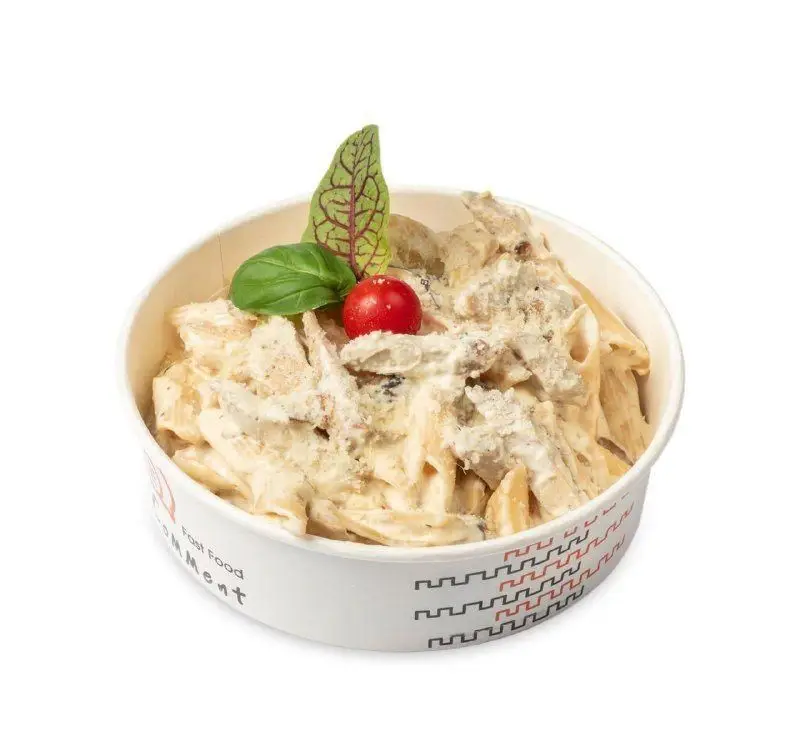 پاستا آلفردو مرغ و قارچ با سس خامه غلیظ و پنیر، غذایی لذیذ از منوی فست فود کامنت، آماده سرو و ارسال.