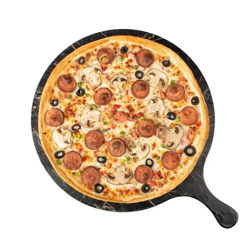 پیتزا سوسیس قارچ و زیتون تازه و خوشرنگ فست فود کامنت، بهترین انتخاب برای یک وعده غذایی عالی و سریع.