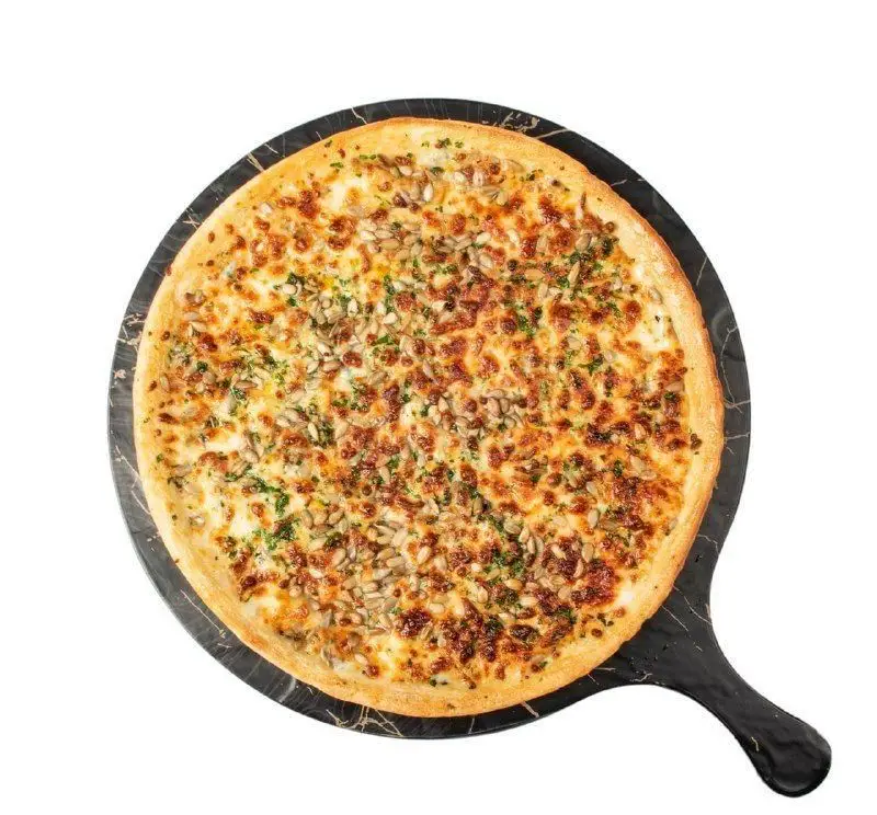 پیتزا پنیری لذیذ فست فود کامنت با تخمه آفتابگردان برشته و سبزیجات معطر تازه، گزینه‌ای عالی برای سفارش آنلاین از منو.