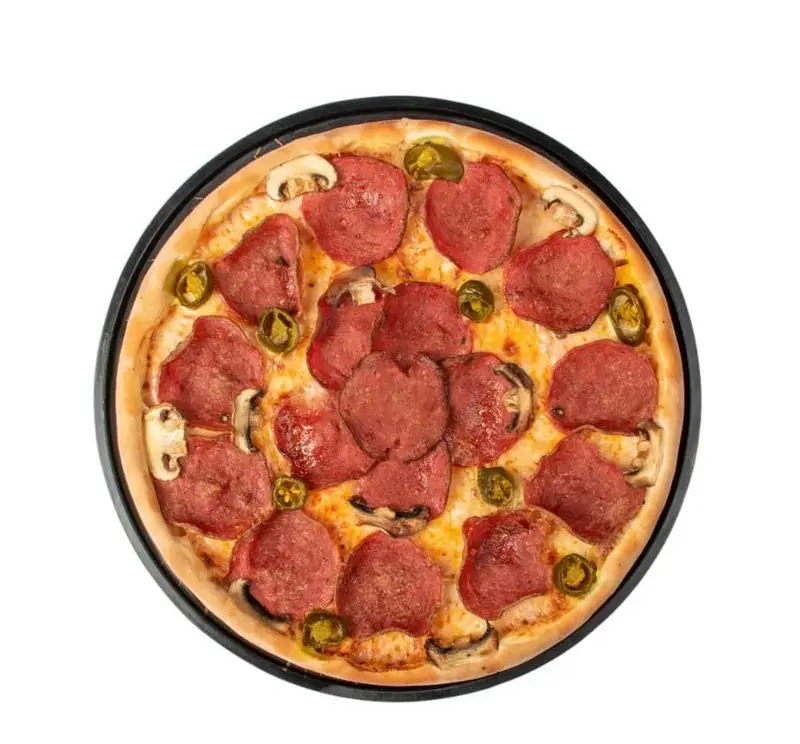 پیتزای پپرونی و قارچ تازه فست فود کامنت، شامل برش‌های ضخیم سالامی، قارچ، هالوپینو، پنیر موزارلا روی خمیر طلایی در سینی.