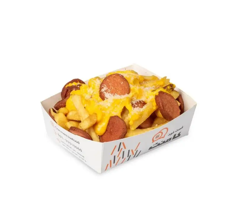 سیب زمینی سرخ کرده طلایی با سس پنیر آب شده و سوسیس حلقه ای، غذای محبوب فست فود کامنت، مناسب برای سفارش آنلاین.