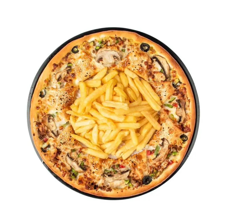 تصویری از پیتزا مخصوص فست فود کامنت با سیب زمینی سرخ کرده، قارچ و زیتون، تجربه‌ای لذت‌بخش از غذای آماده.