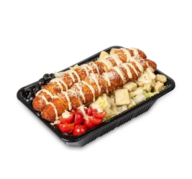 سالاد مرغ سوخاری کامنت: ظرف غذای فست فود کامنت با فیله سوخاری، سالاد سزار، زیتون و گوجه گیلاسی، ایده‌آل برای یک وعده کامل.