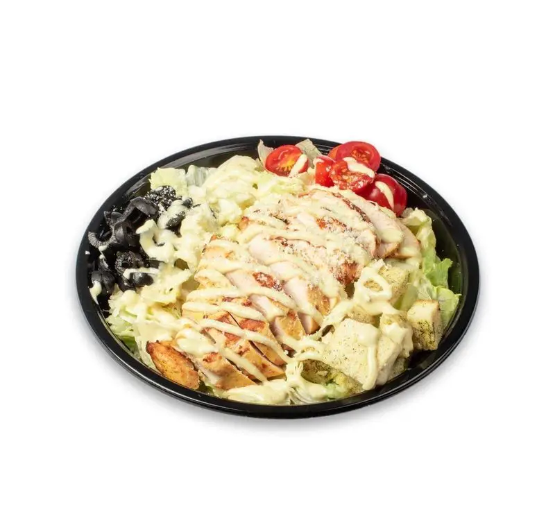 سالاد سزار مرغ گریل شده تازه و خوشمزه فست فود کامنت: شامل کاهو، زیتون، گوجه گیلاسی، کروتون و سس مخصوص با پنیر پارمزان.