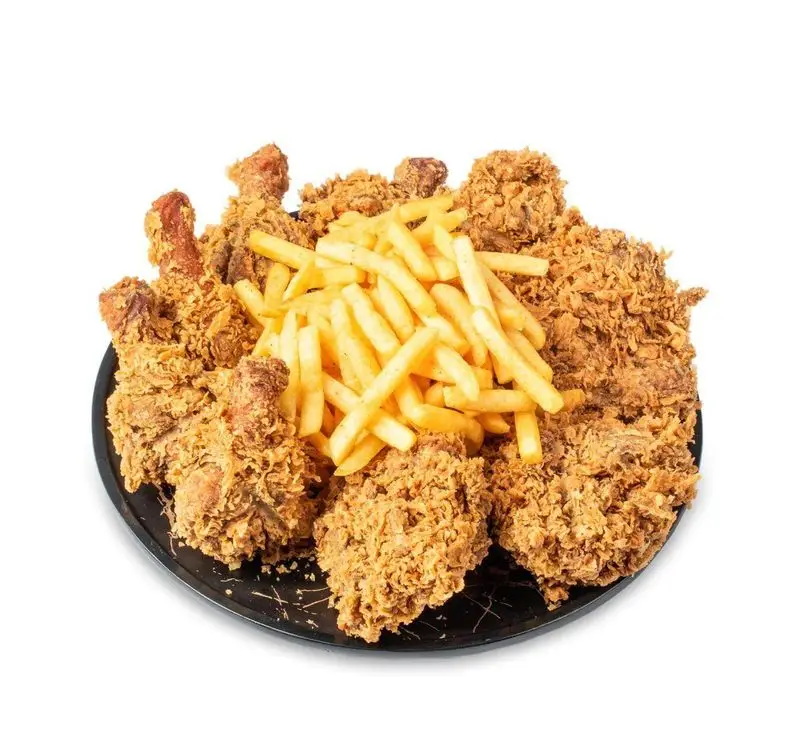 مرغ سوخاری ترد و طلایی با سیب‌زمینی سرخ کرده داغ، انتخابی خوشمزه از فست فود کامنت برای لذت از یک غذای کامل و لذیذ.