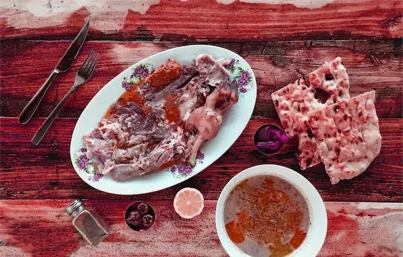 کله پاچه سنتی رستوران ایرانی چارگاه با نان داغ، سیر ترشی و آبگوشت؛ یک صبحانه یا وعده غذای کامل و پرانرژی.