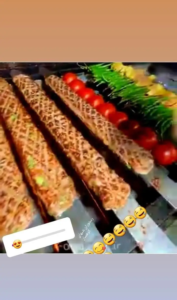 تصویری جذاب از چندین سیخ کباب کوبیده و کبابی با گوجه‌ و سبزیجات تازه، آماده پخت در چلوکبابی کوهسار، بهترین غذای ایرانی.