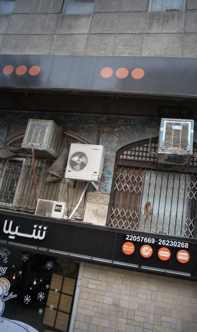 نمای بیرونی رستوران فست فود زنجیره ای شیلا، شعبه ملت تهران. شماره تماس: 22057669-26230268. شامل پیتزا و ساندویچ.