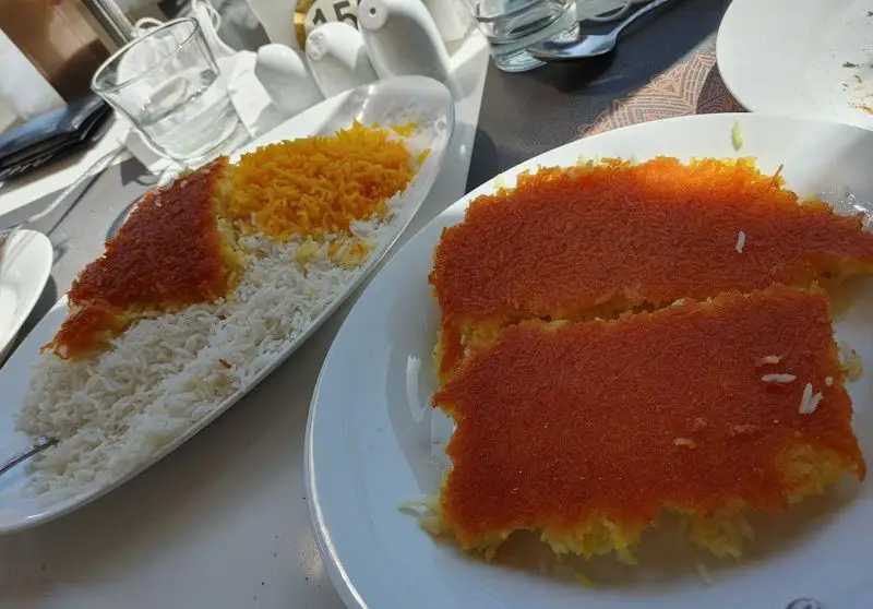 لذت طعم بی‌نظیر ته دیگ زعفرانی و برنج ایرانی در کافه رستوران شاندیز گالریا، برای ناهار یا شام دلپذیر