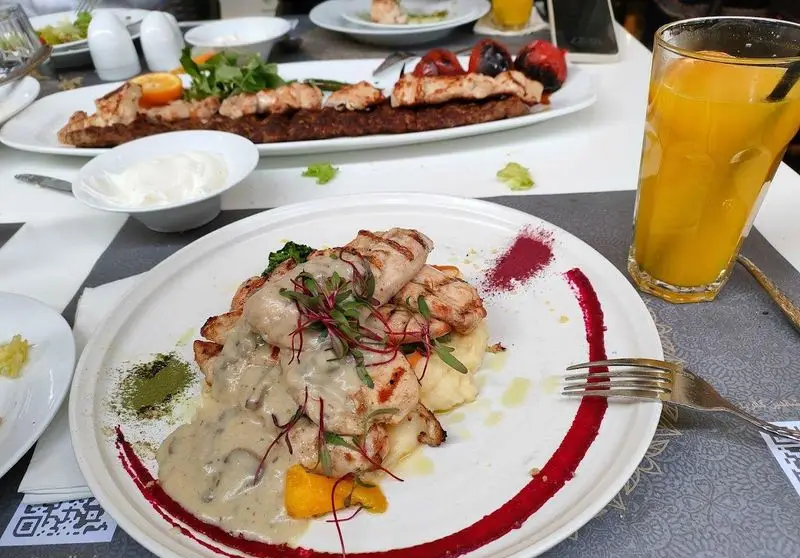 غذاهای لذیذ کافه رستوران شاندیز گالریا: چیکن گریل با سس قارچ و کباب کوبیده و جوجه به همراه آب پرتقال تازه.