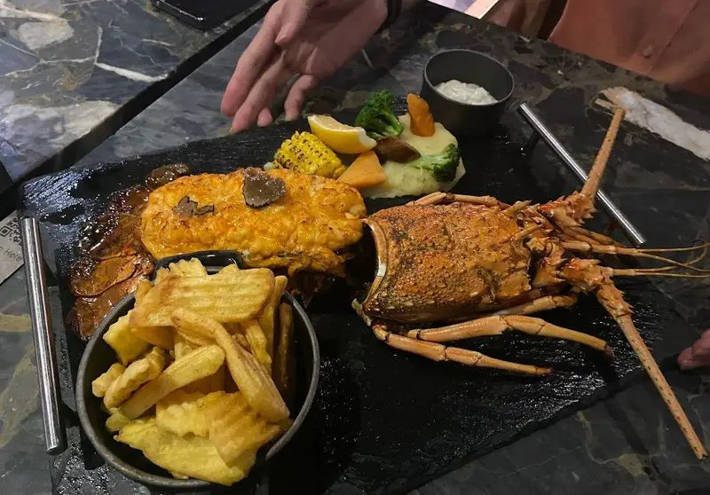 سینی شام کامل و لوکس از کافه رستوران شاندیز گالریا با خرچنگ کامل، گراتن ترافل، سیب زمینی سرخ کرده و پوره سبزیجات تازه.