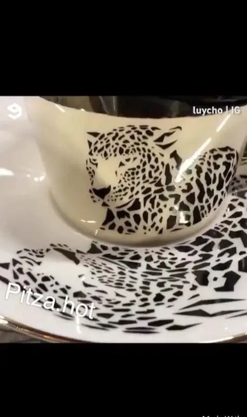 ست شیک فنجان و نعلبکی با طرح جذاب پوست پلنگ، مناسب برای لذت بردن از نوشیدنی داغ کنار پیتزا هات (Pitza hot) در کافه‌ها یا منزل.