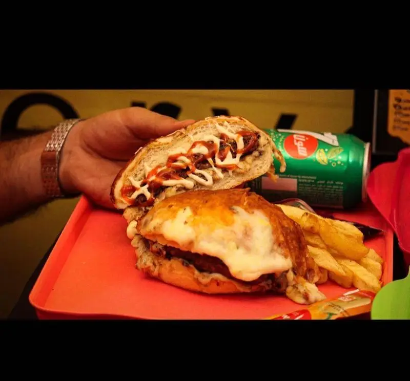 ساندویچ و برگر لذیذ، همراه با سیب زمینی سرخ کرده و نوشابه، تجربه ای خوشمزه از منوی متنوع پیتزا هات برای دوستداران فست فود.