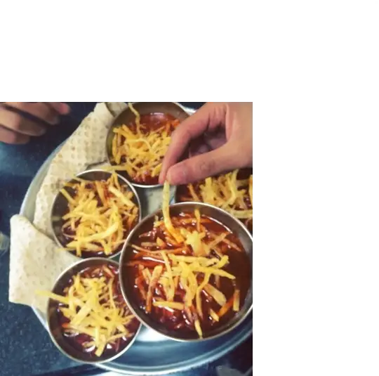 قیمه سیب‌زمینی مخصوص قیمه سرای عمو هوشنگ؛ کاسه‌های خورشت قیمه سنتی ایرانی با سیب‌زمینی خلالی ترد و طلایی، آماده برای تجربه طعمی بی‌نظیر.