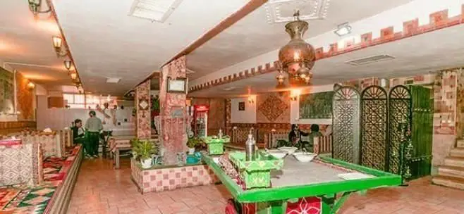 فضای داخلی دنج و سنتی رستوران و سفره خانه ملک خاتون با دکوراسیون اصیل ایرانی، مبلمان سنتی و نورپردازی دلنشین برای تجربه غذای ایرانی.