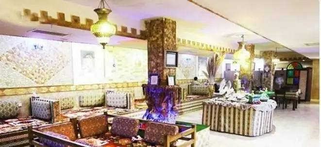 فضای داخلی رستوران و سفره خانه سنتی ملک خاتون با دکوراسیون دلنشین ایرانی، چیدمان سنتی و مبلمان راحت برای مهمانان