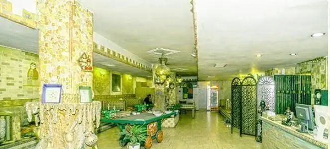 فضای داخلی دنج و دلنشین رستوران و سفره خانه سنتی ملک خاتون، با دکوراسیون اصیل ایرانی، میز و صندلی‌های سنتی و ستون‌های کاشی‌کاری شده زیبا.