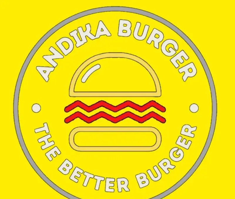 لوگوی رسمی فست فود اندیکا برگر: دایره زرد با نماد برگر، نوشته "ANDIKA BURGER" و شعار "THE BETTER BURGER". تجربه‌ای لذیذ از برگر.
