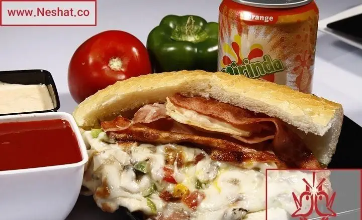 ساندویچ لذیذ رستوران نشاط با پنیر ذوب شده، بیکن و قارچ، سرو شده با سس‌های مختلف و نوشیدنی میریندا پرتقالی. فست فود عالی.