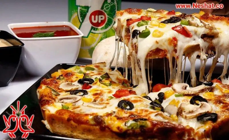 پیتزای داغ و لذیذ رستوران نشاط با پنیر فراوان کشدار، قارچ، زیتون، فلفل دلمه‌ای و ذرت. یک انتخاب عالی برای تجربه غذایی دلپذیر.