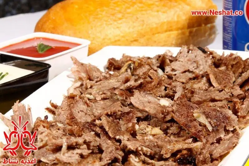 عکس غذای محبوب رستوران نشاط: شاورما گوشت تازه، برش خورده با سس و نان مخصوص، همراه با نوشابه پپسی. بهترین انتخاب غذای سریع.