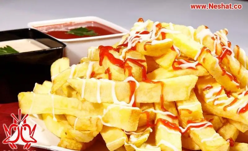 سیب زمینی سرخ کرده خوشمزه و داغ رستوران نشاط، غرق در سس کچاپ و مایونز، آماده سفارش برای تجربه یک فست فود عالی.