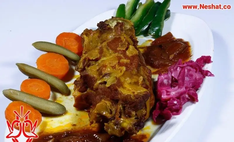 ماهیچه رستوران نشاط با سس زعفرانی، هویج، خیارشور و ترشی کلم قرمز. یک غذای اصیل و لذیذ ایرانی برای ناهار و شام. Neshat Restaurant.