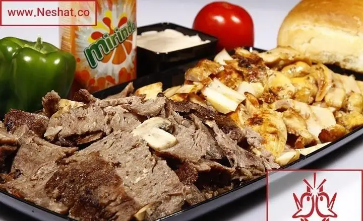 غذای خوشمزه رستوران نشاط: سینی میکس شاورما گوشت و مرغ، با نان تازه، سس مخصوص و میرندا. بهترین تجربه غذایی در Neshat.co