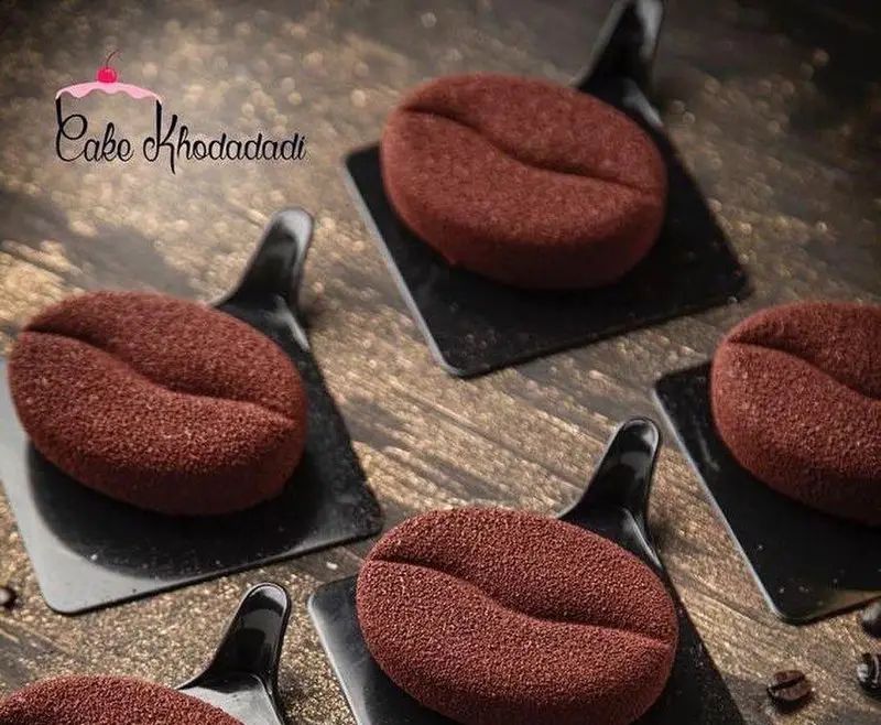 دسرهای مینیاتوری قهوه با طراحی دانه قهوه و بافت خاص، از بهترین محصولات کیک جواد خدادادی تبریز مناسب برای هدیه و مهمانی.