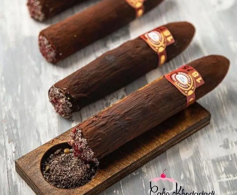 کیک‌های دست‌ساز شکلاتی با طراحی بی‌نظیر شبیه سیگار، اثری هنری از کیک جواد خدادادی تبریز، ایده‌ای خاص برای دسر.