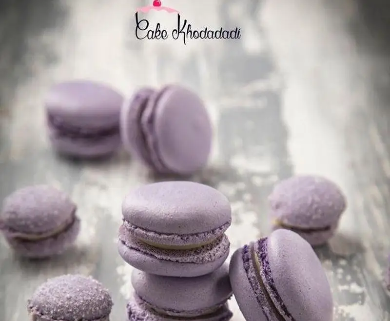 تصویری زیبا از ماکارون‌های بنفش ارغوانی دست‌ساز و خوش‌مزه کیک جواد خدادادی تبریز. شیرینی‌های تبریز.