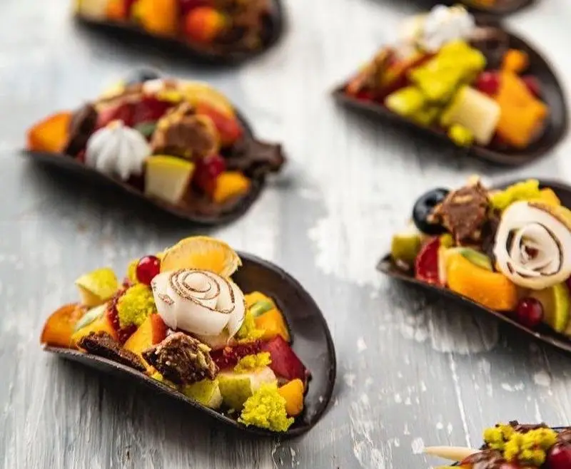 دسرها و شیرینی‌های میوه‌ای و شکلاتی خاص کیک جواد خدادادی تبریز، با طراحی مدرن و طعم دلنشین برای مراسم و جشن‌های شما.