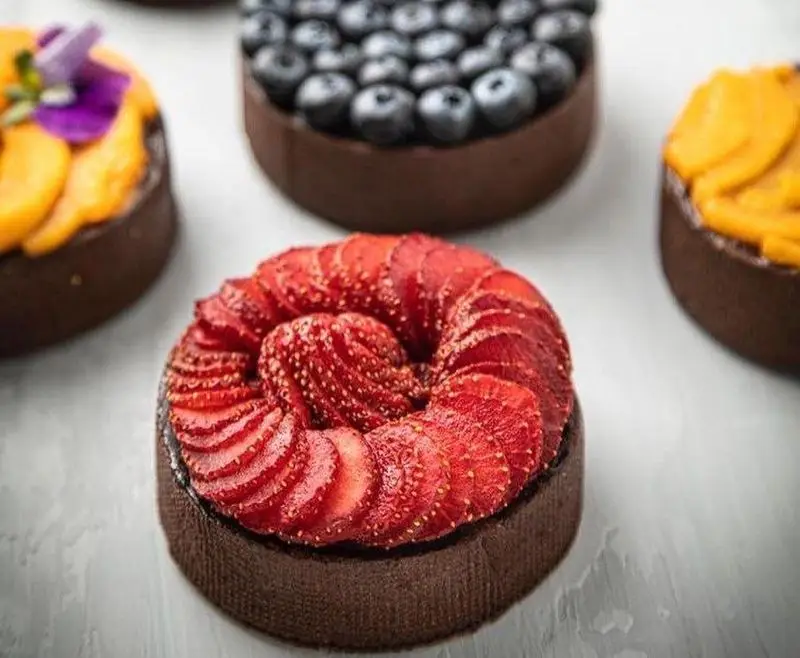 تارت‌های میوه‌ای و شکلاتی دست‌ساز از کیک جواد خدادادی تبریز: دسر توت‌فرنگی، بلوبری و میوه‌های فصلی تازه و خوشمزه.