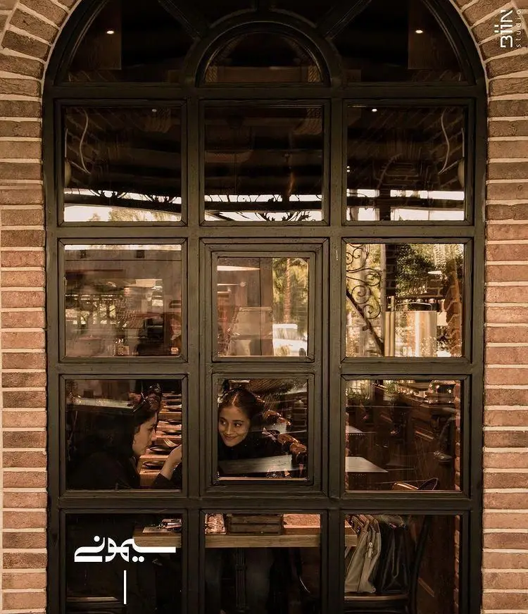 تصویری از نمای بیرونی کافه رستوران سیمونی؛ پنجره‌های بزرگ، آجرکاری سنتی و فضای دلنشین با مشتریانی خندان در داخل.