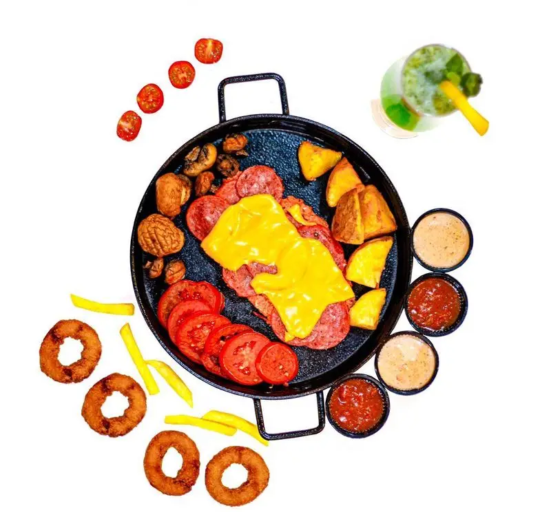 صبحانه ویژه کافه فست فود برج برگر: برگر با پنیر، سوجوق، سیب زمینی، قارچ، گوجه، حلقه پیاز، سیب زمینی سرخ کرده، سس و نوشیدنی خنک