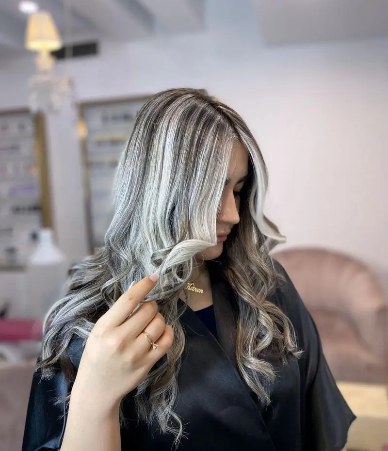 نمونه کار رنگ و لایت موی بلند دخترانه با تناژ نقرهای و دودی و کرلی ملایم در سالن زیبایی و آرایشگاه زنانه پریسا اتابکی
