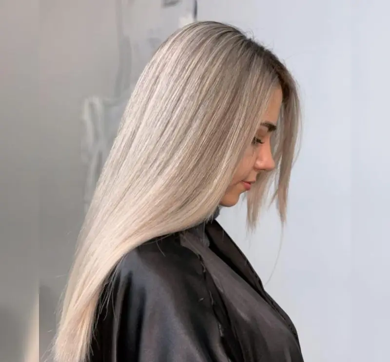نمونه کار رنگ موی بلوند پلاتینه و دودی بسیار صاف و درخشان روی موی بلند در سالن زیبایی و آرایشگاه زنانه پریسا اتابکی