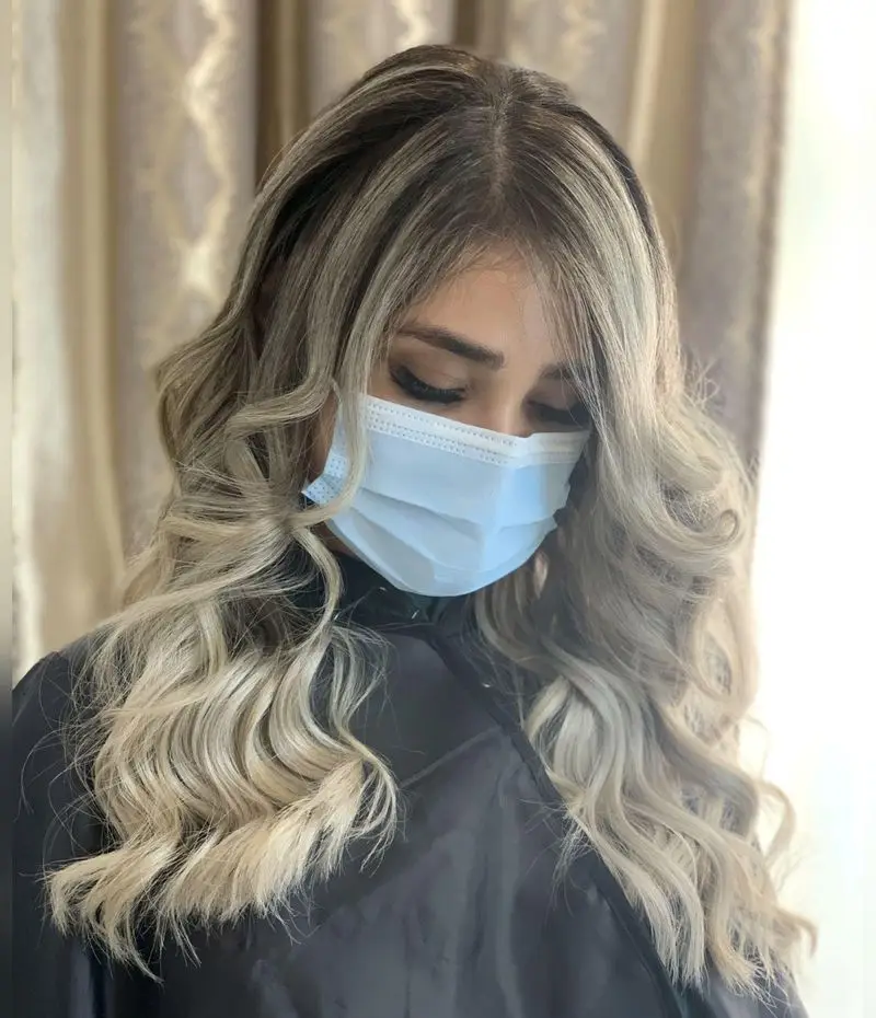 مدل هایلایت دودی خاکستری روی موی بلند و کرلی شده زنانه، نمونه کار شیک رنگ و مش و لایت حرفهای در سالن زیبایی