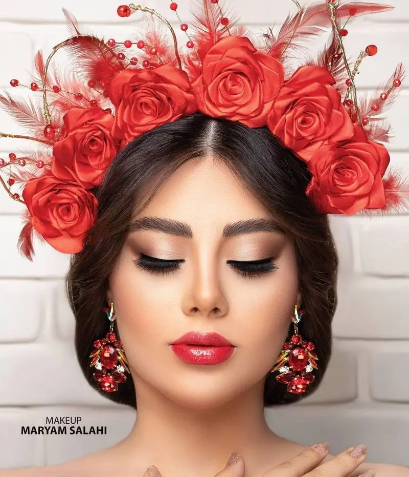 نمونه میکاپ عروس با رژ لب قرمز و تاج گلهای رز سرخ بر روی سر در سالن آرایشگاه زنانه پریسا اتابکی همراه با گوشواره های قرمز