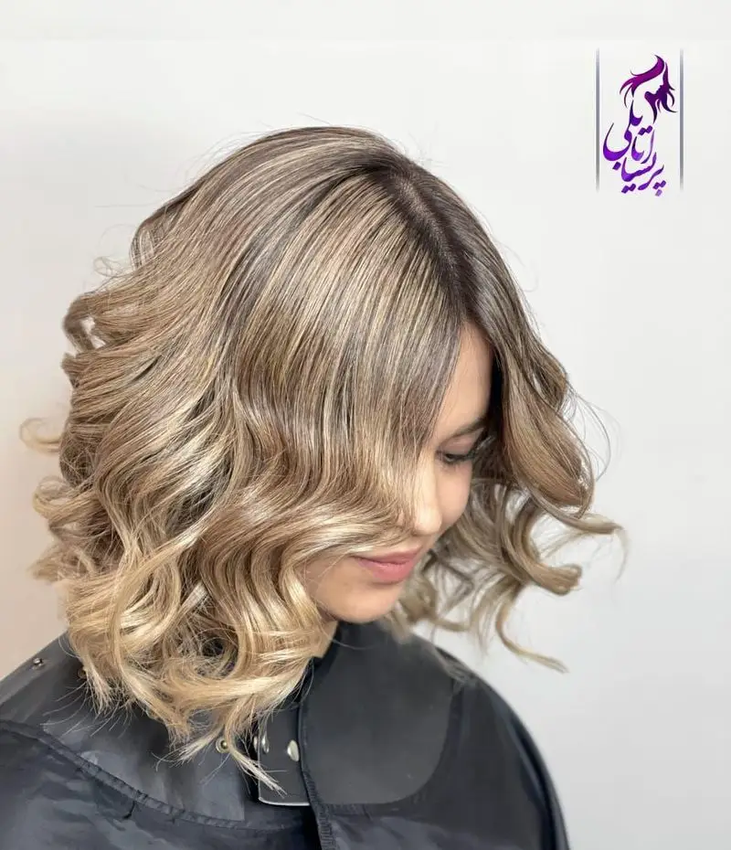 جدیدترین مدل رنگ و لایت موی کوتاه دخترانه با شینیون کرلی و موجدار شیک، مناسب برای ایده رنگ موی نسکافهای و عسلی
