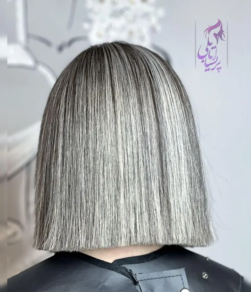کوتاهی مو مدل کوپ صاف و یکدست همراه با رنگ و لایت دودی نقرهای بسیار شیک، نمونه کار تخصصی هیرکات در آرایشگاه زنانه پریسا اتابکی