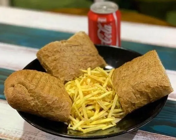 یک وعده جذاب و خوش طعم از کافه رستوران آکوا: سه تکه نان تازه با سیب‌زمینی خلالی طلایی و نوشابه کوکا کولا.