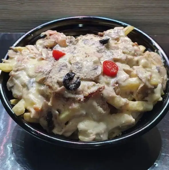 کافه رستوران آکوا: سیب زمینی مخصوص با سس خامه و پنیر، قارچ، زیتون، مرغ و گوجه‌فرنگی. طعمی بی‌نظیر برای شما.