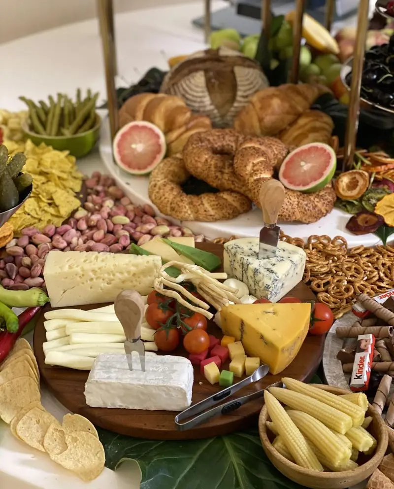 پذیرایی شیک و متنوع با فینگر فودهای گرم و سرد، سینی مزه لوکس پنیر، نان، میوه و آجیل برای جشن‌ها و مراسم خاص شما.