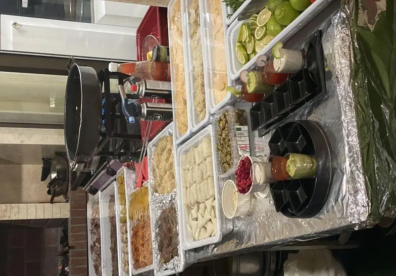 میز پذیرایی سلف سرویس فینگر فود گرم و انواع پیش غذاهای خوشمزه، سینی های متنوع فینگر فود، سس و مخلفات تازه برای مهمانی و مراسم.