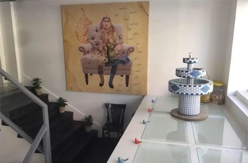 دکوراسیون داخلی منحصر به فرد کافه رستوران شاهی؛ نقاشی دیواری هنری، پله‌های چوبی، آبنمای تزیینی و فضای دنج. مناسب قرارهای دوستانه.