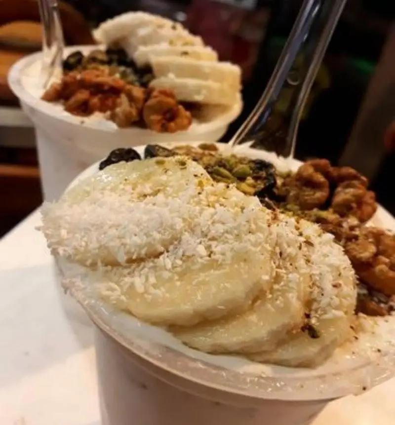 دسر میوه‌ای و انرژی‌بخش آبمیوه و بستنی ۴۶، با موز تازه، نارگیل، پسته و گردو. تجربه‌ای دلچسب و مقوی در آبمیوه و بستنی ۴۶.