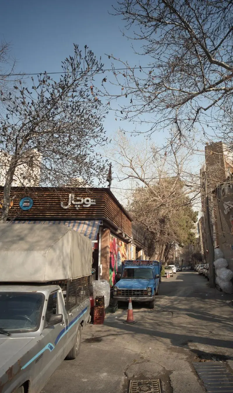 تصویری از فروشگاه آب میوه طبیعی توچال در محیط شهری، با نمای زیبا و تابلوی روشن، آماده برای استقبال مشتریان.