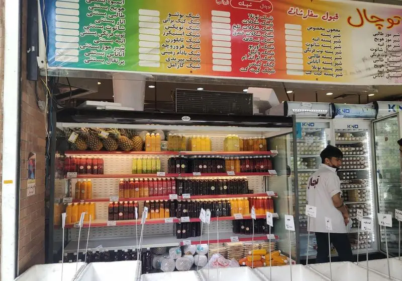 فروشگاه آبمیوه طبیعی توچال؛ منویی کامل از شیک، آبمیوه تازه و بستنی، با یخچال‌های متنوع از نوشیدنی‌های میوه‌ای و پرسنل آماده خدمت